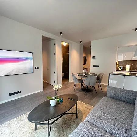 Apartament Modern In *